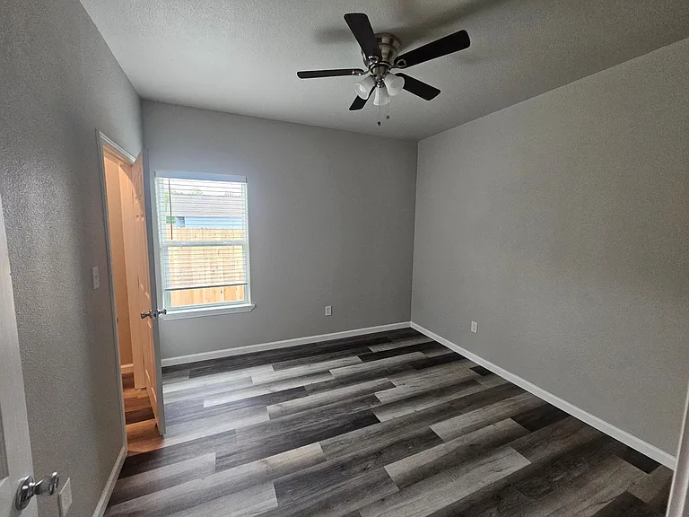 511 Moore St — Photo 10