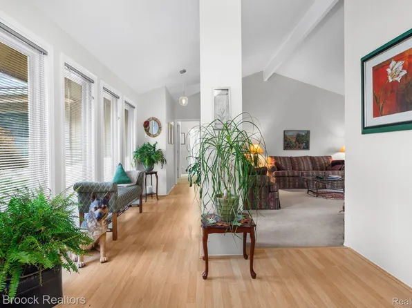 29034 Willow Creek St, Farmington Hills, MI 48331