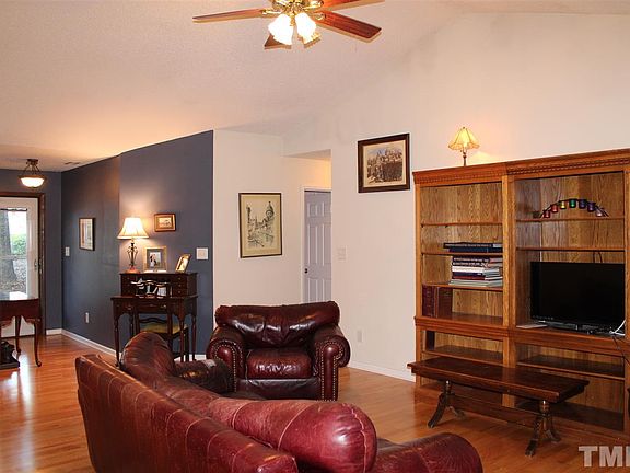 3rd image of 903 Woodgreen Dr
