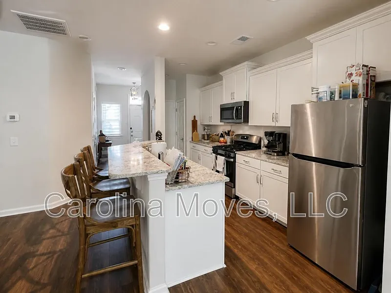 3 bed, 2.5 bath, 1578 sqft, $1,895 — Photo 3