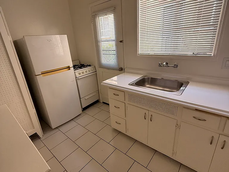 302 N Louise St #13 — Photo 5