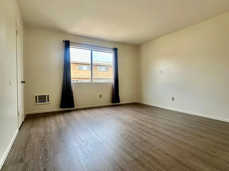 882 N Victor Ave #18 — Photo 10