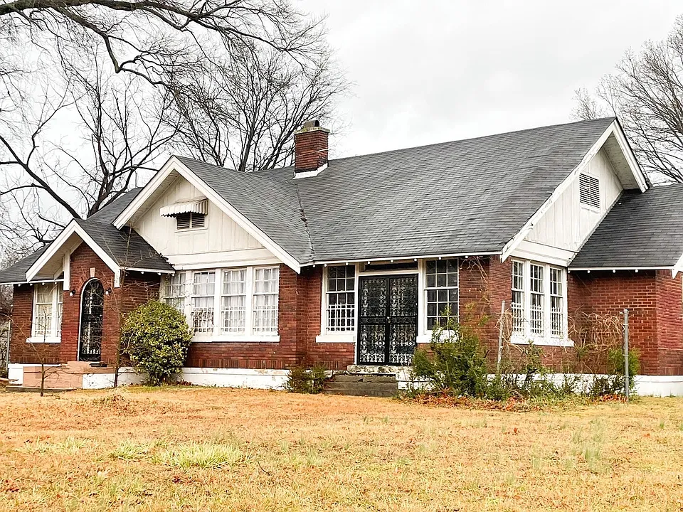 2404 Jackson Ave
