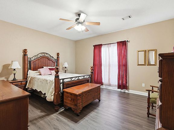 4th image of 28 Oak Tree Cir