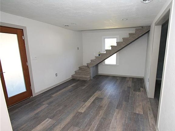 3rd image of 1130 Manor Ave