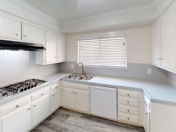 4th image of 924 N Hayworth Ave #30-6