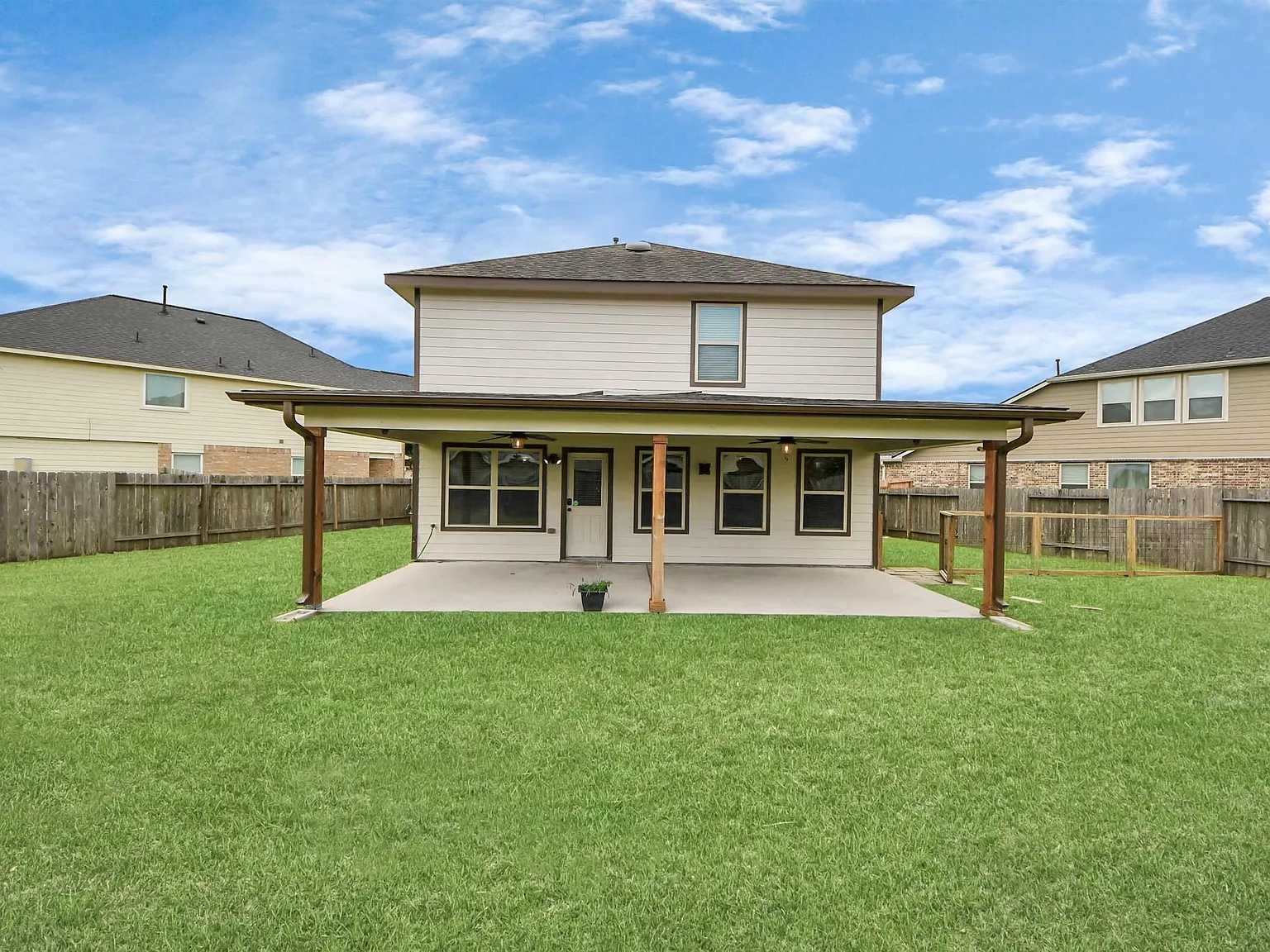 4 bed, 2.5 bath, 2356 sqft, $2,400 — Photo 3
