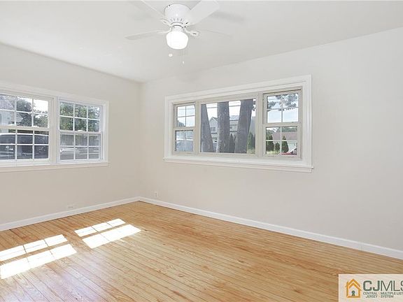 5th image of 131 Pine Needle Dr