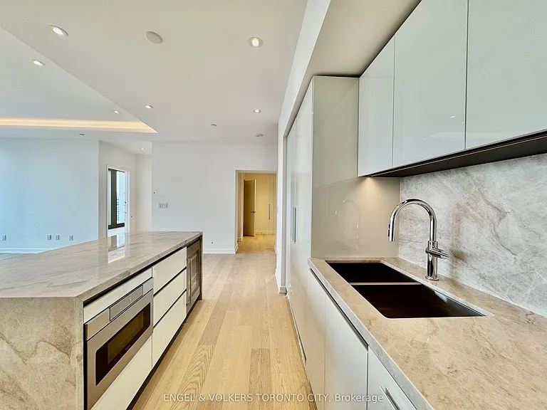 1315 Bay St #1303 — Photo 10