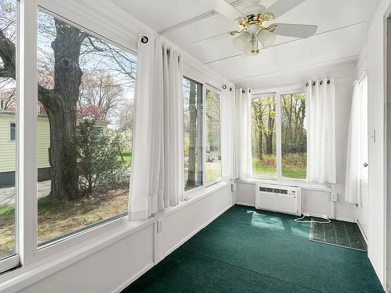 24 Railroad Ave — Photo 9