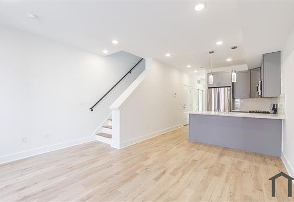 5th image of 2410 W Master St #2