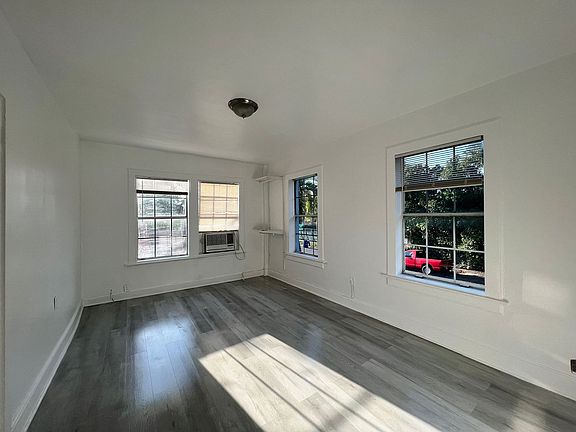 3rd image of 177 NE 50th St APT 22