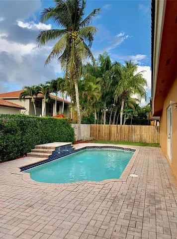 4 bed, 2.5 bath, 2416 sqft, $4,400 — Photo 4