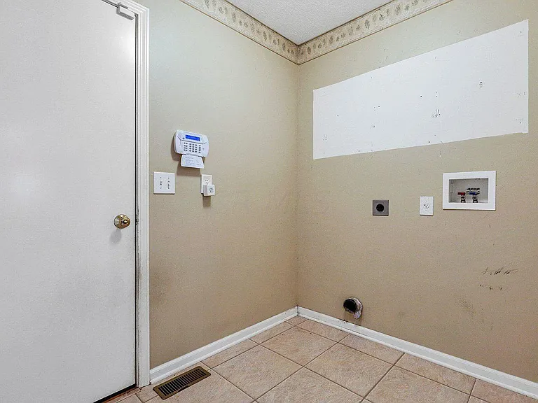 2691 Abbey Knoll Dr — Photo 25