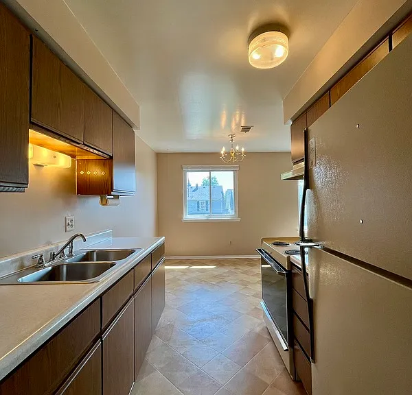 939 James St #12 — Photo 4
