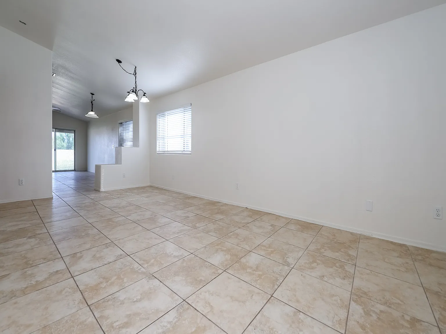 Tucson, AZ - Single-Family - $2,095.00 Available July 2024 — Photo 3