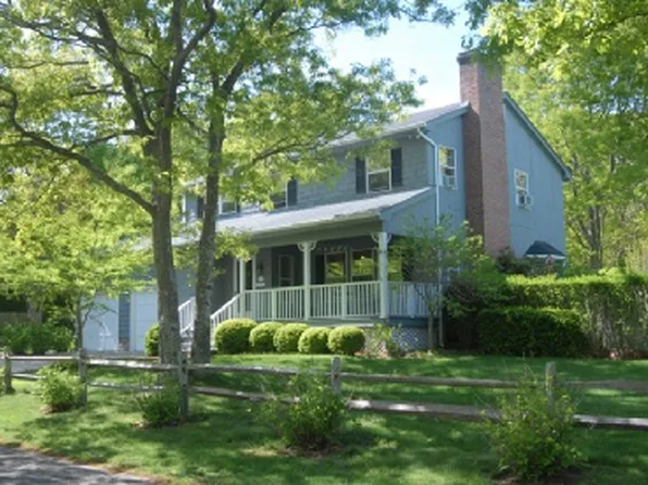 https://photos.zillowstatic.com/fp/6ea8350b897b08ac355d06de1bc00ab9-p_e.webp