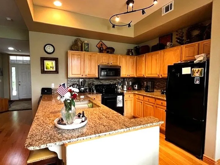 174 Robin Dr — Photo 3