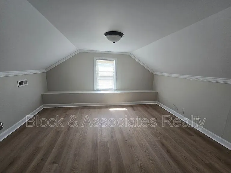 330 Stratford Rd — Photo 11