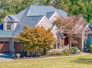 105 E Meadow Hill Dr, Florence, AL 35633