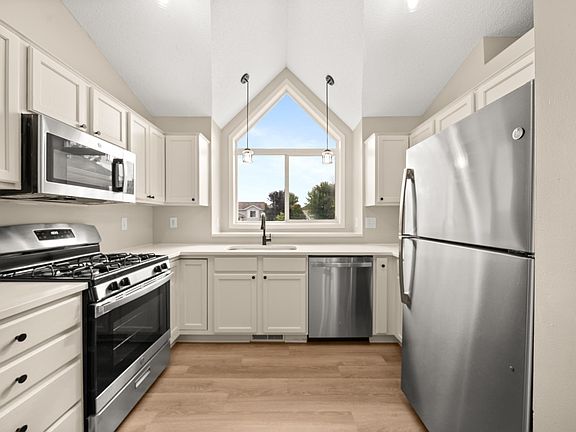 5th image of 820 S Maple St