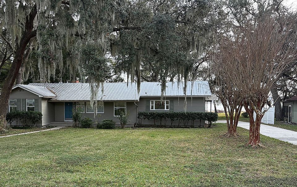 1st image of 665 SE Lakeview Dr