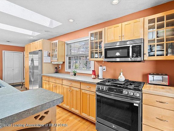 2nd image of 208 W Pine St