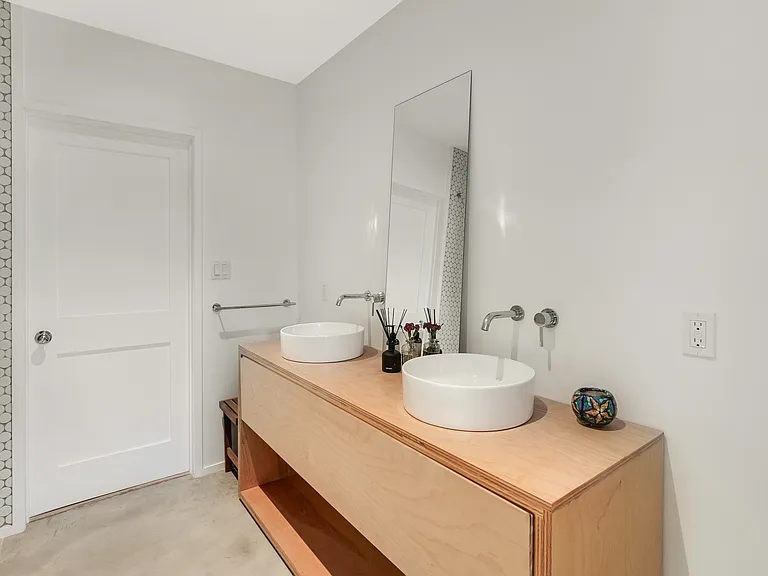 629 Putnam Ave #2 — Photo 11