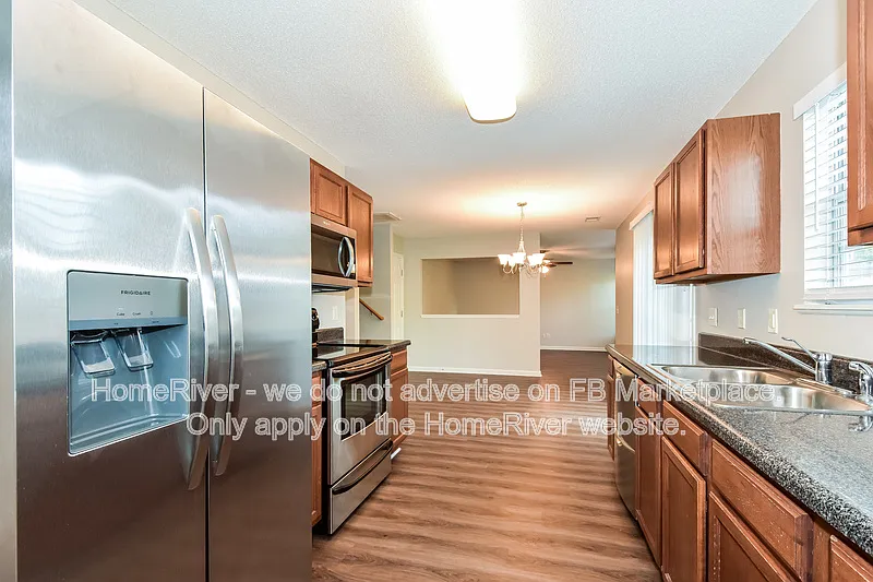 4 bed, 2.5 bath, 2072 sqft, $1,995 — Photo 2