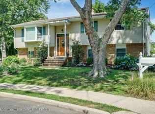 5 Robin Dr, Oakhurst, NJ 07755