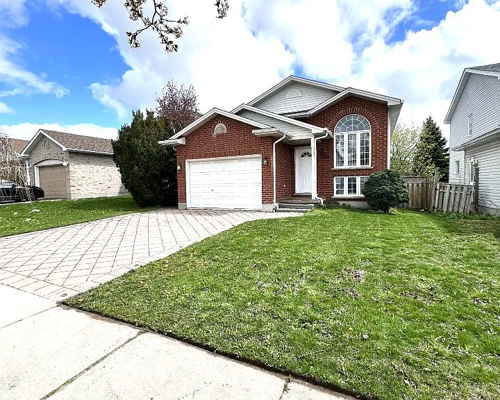 1098 Farnsborough Cres — Photo 1