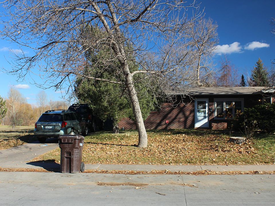 Driveway can fit 3 cars