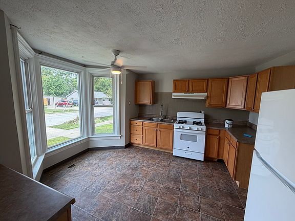 4th image of 102 N Ridge St #100