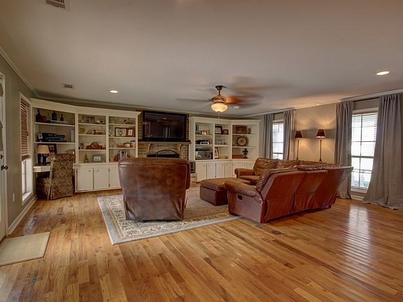 4th image of 2610 Blue Haven Dr