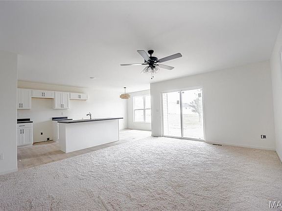5th image of 556 Somerset Dr