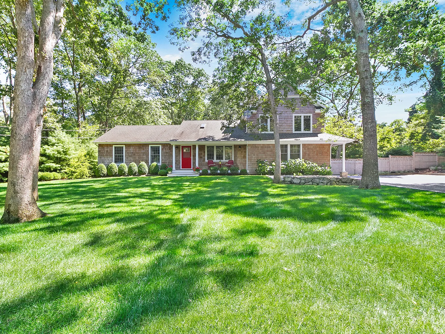 Beautiful Sag Harbor House, Pool, Peloton and Dreamy Garden — Photo 3