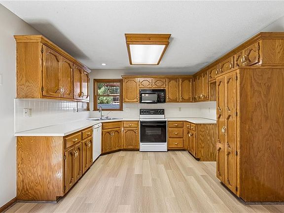5th image of 412 SE Hamilton Ct