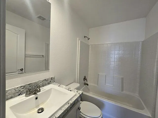 3 bed, 1056 sqft, $2,060 — Photo 3