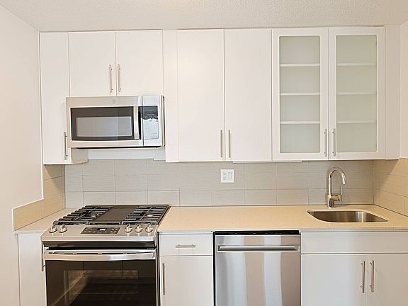 4th image of 484 2nd Ave APT 14A