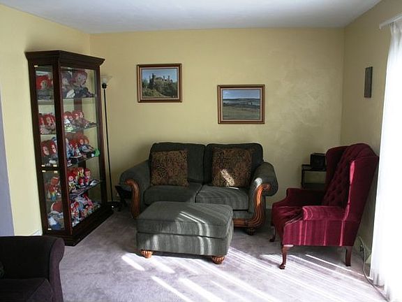 Living room (reverse angle)