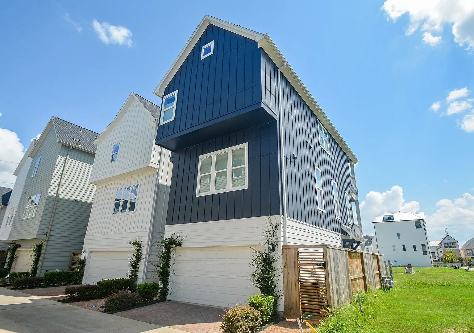 3 bed, 3.5 bath, 2490 sqft, $3,500 — Photo 2
