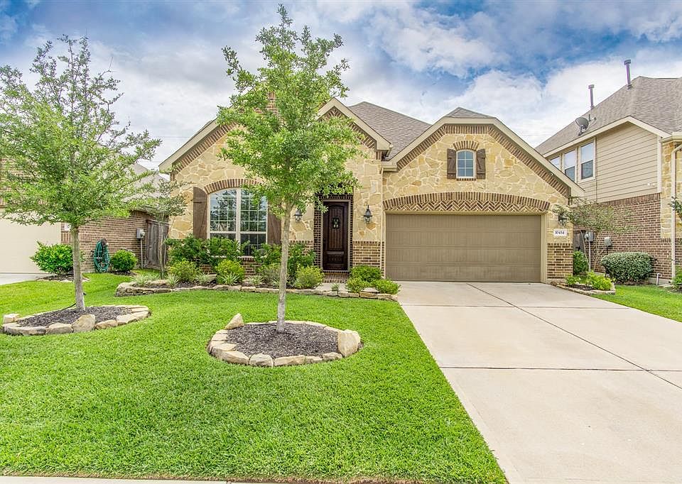Super cute 1.5 story, 3/3 Lennar home ready for a new family.