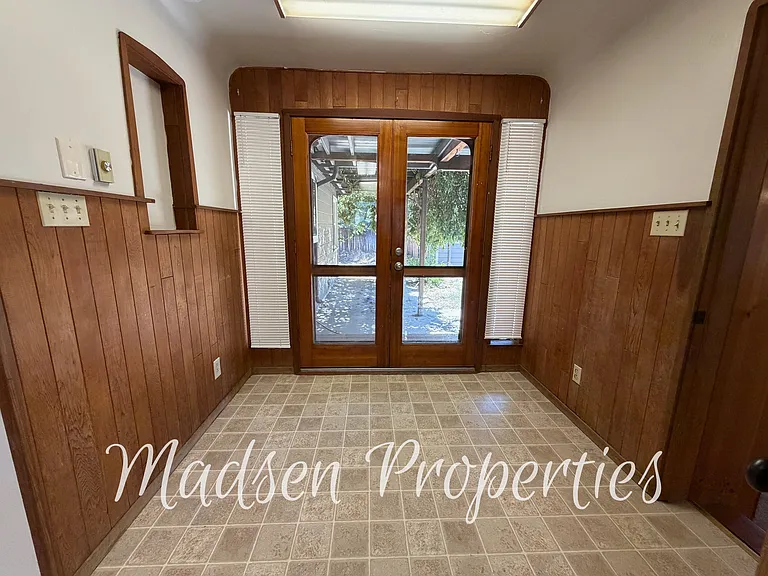 325 W 3rd Ave — Photo 19
