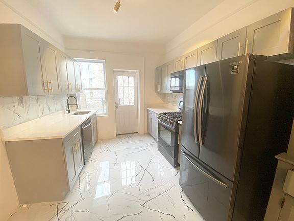 4th image of 18-14 Astoria Blvd #2