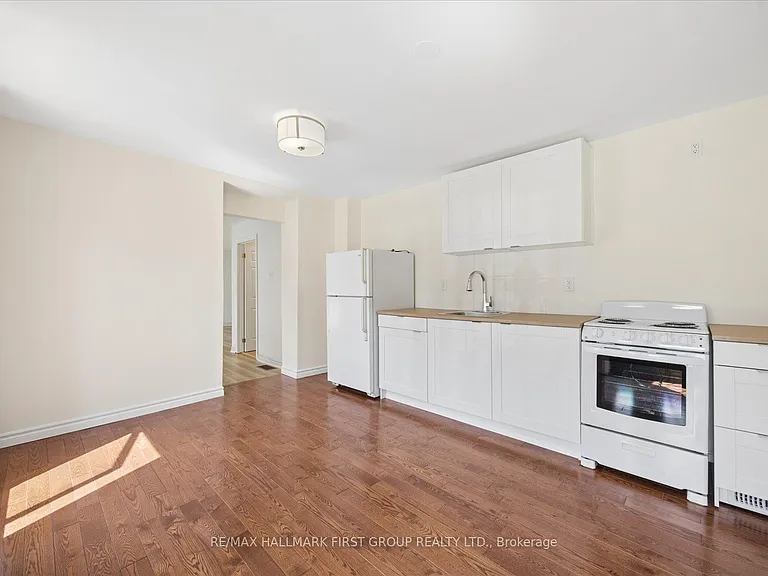 211 Casimir St — Photo 5