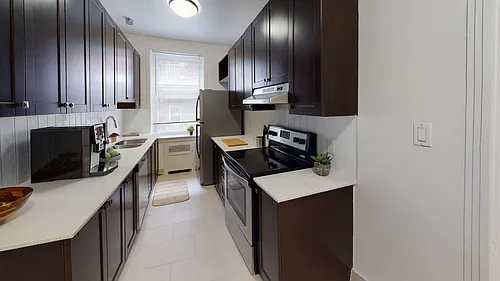 475 King Edward Ave Photo 1
