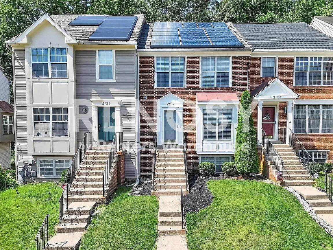 Available Now - Update 3 Br 3.5 Bath Town Home With Office And Fenced Yard — Photo 1