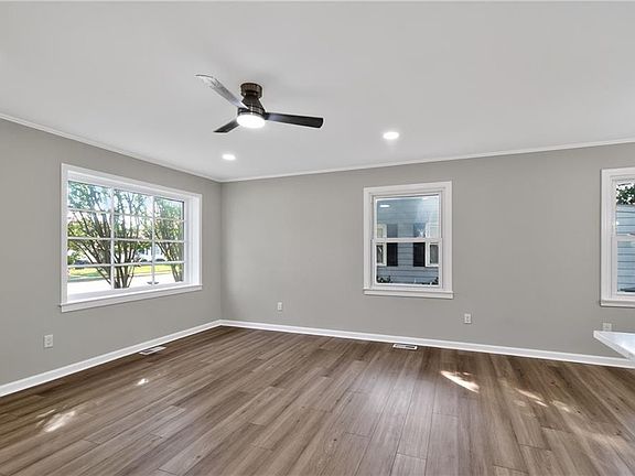 4th image of 215 Courtney Dr