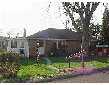 122 Neilson Dr photo 1