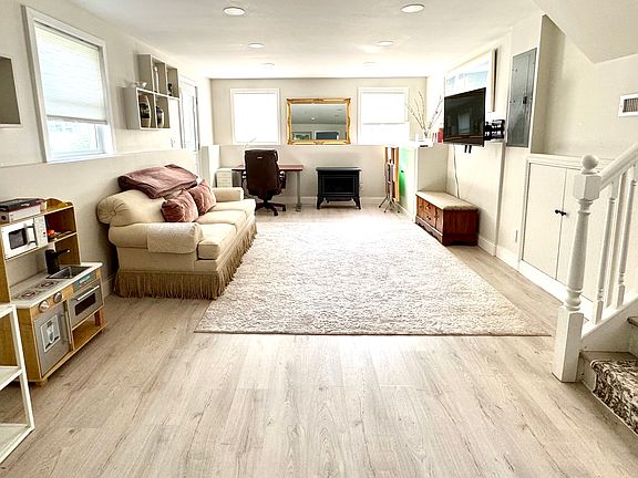 4th image of 52 Oak Ridge St